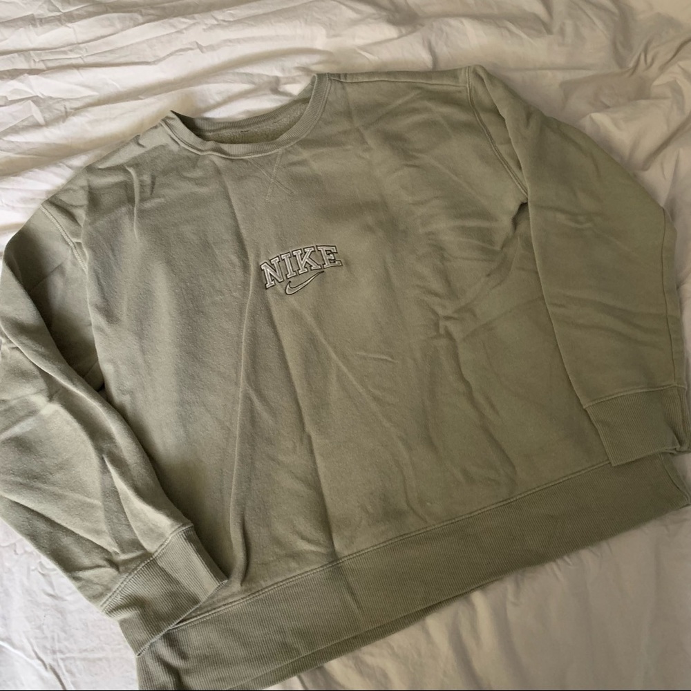 “nike” embroidered crewneck
